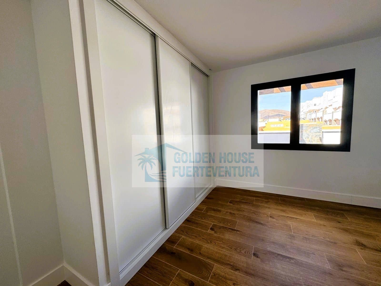 Piso de 2 habitaciones en Corralejo en venta con piscina garaje - 245.000 € (Ref: 9468146)