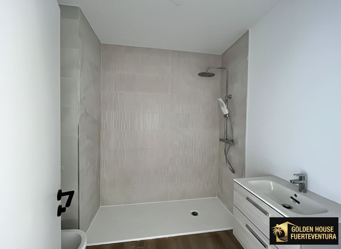 2 bedroom Penthouse for sale in Caleta de Fuste with pool garage - € 330,000 (Ref: 9550843)