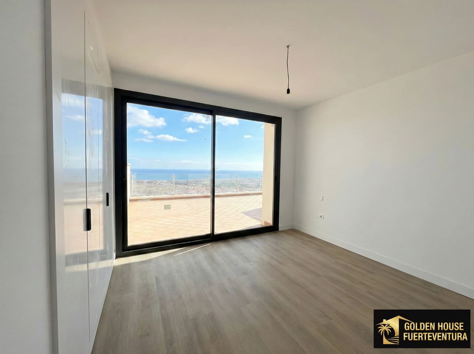 2 soverom Leilighet til salgs i Caleta de Fuste med svømmebasseng garasje - € 315 000 (Ref: 9564355)