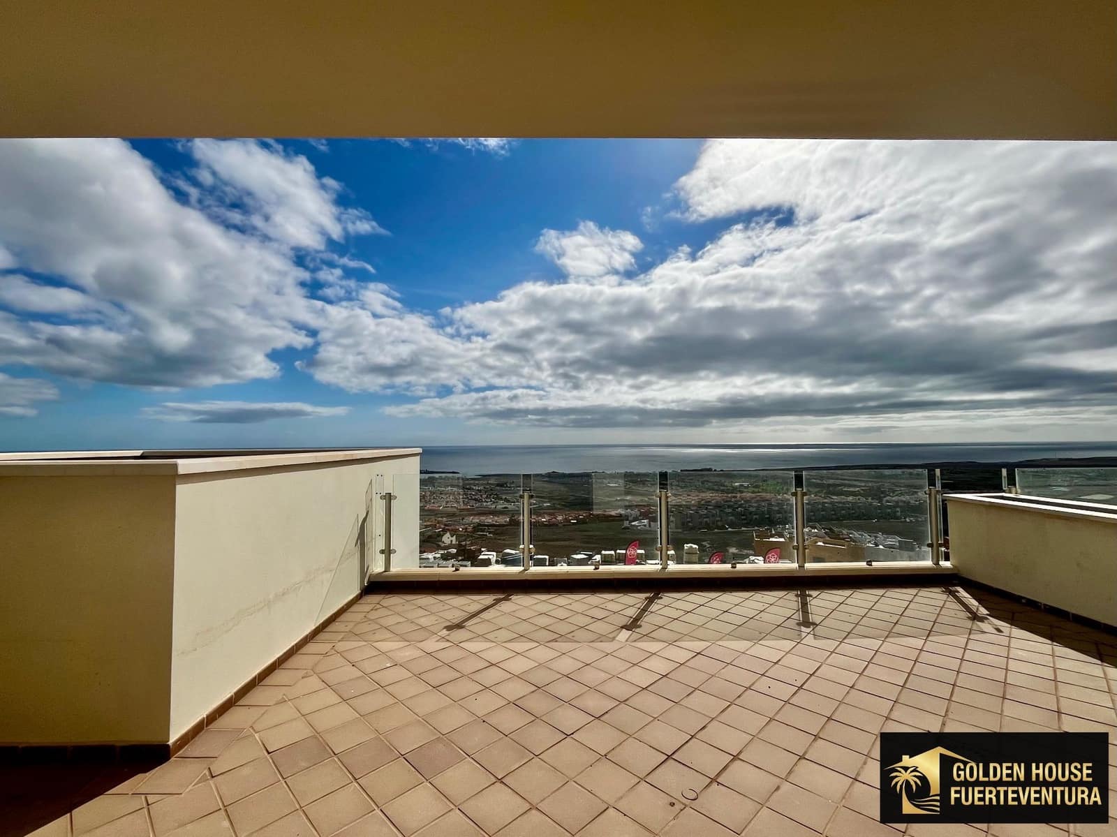 2 soverom Leilighet til salgs i Caleta de Fuste med svømmebasseng garasje - € 315 000 (Ref: 9564355)