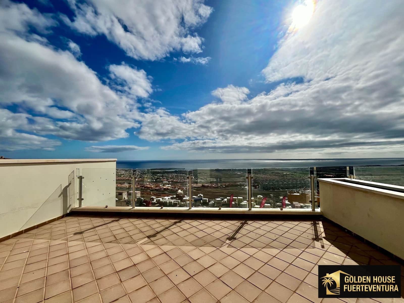 2 soverom Leilighet til salgs i Caleta de Fuste med svømmebasseng garasje - € 315 000 (Ref: 9564355)