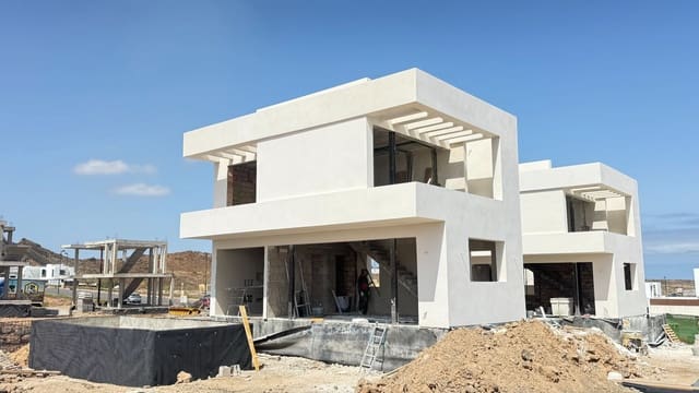 3 quarto Moradia para venda em Corralejo, La Oliva com piscina garagem - 695 500 € (Ref: 9700449)