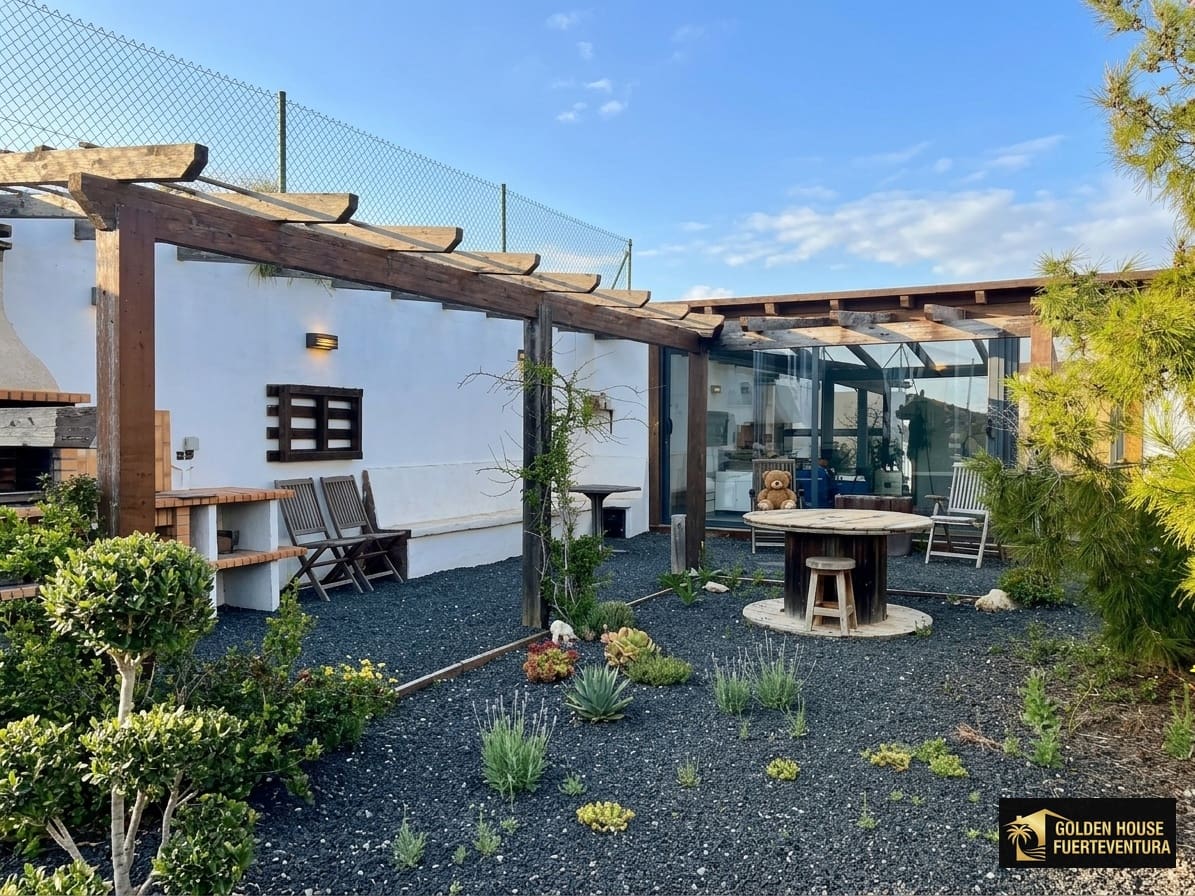 6 bedroom Villa for sale in Puerto del Rosario with pool garage - € 710,000 (Ref: 9747571)