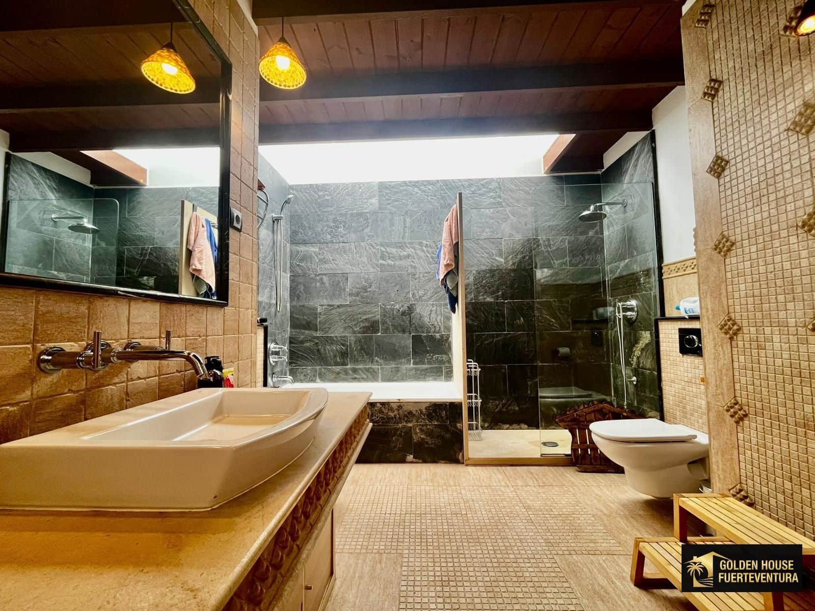 6 bedroom Villa for sale in Puerto del Rosario with pool garage - € 710,000 (Ref: 9747571)