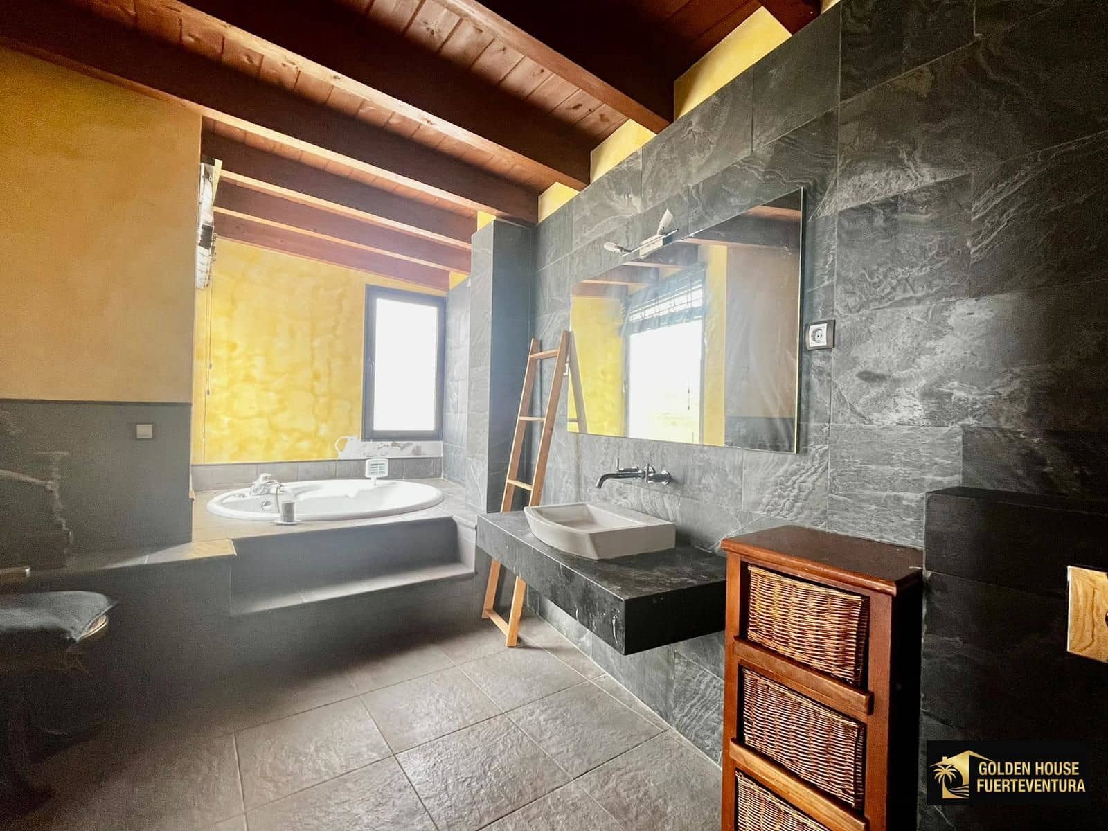 6 bedroom Villa for sale in Puerto del Rosario with pool garage - € 710,000 (Ref: 9747571)