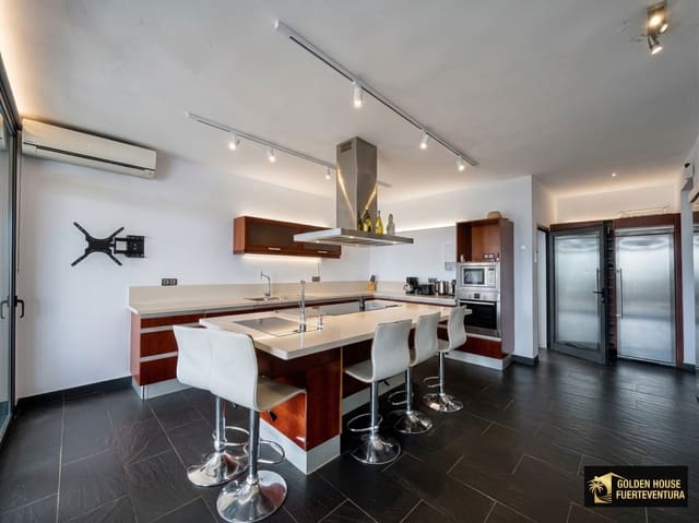 6 soveværelse Villa til salg i Puerto del Rosario med swimmingpool garage - € 710.000 (Ref: 9747571)