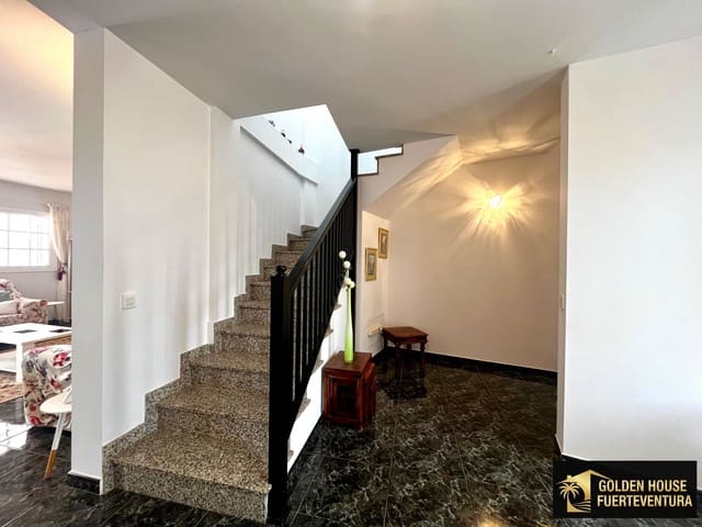 3 Zimmer Villa zu verkaufen in La Oliva mit Pool Garage - 410.000 € (Ref: 9824714)