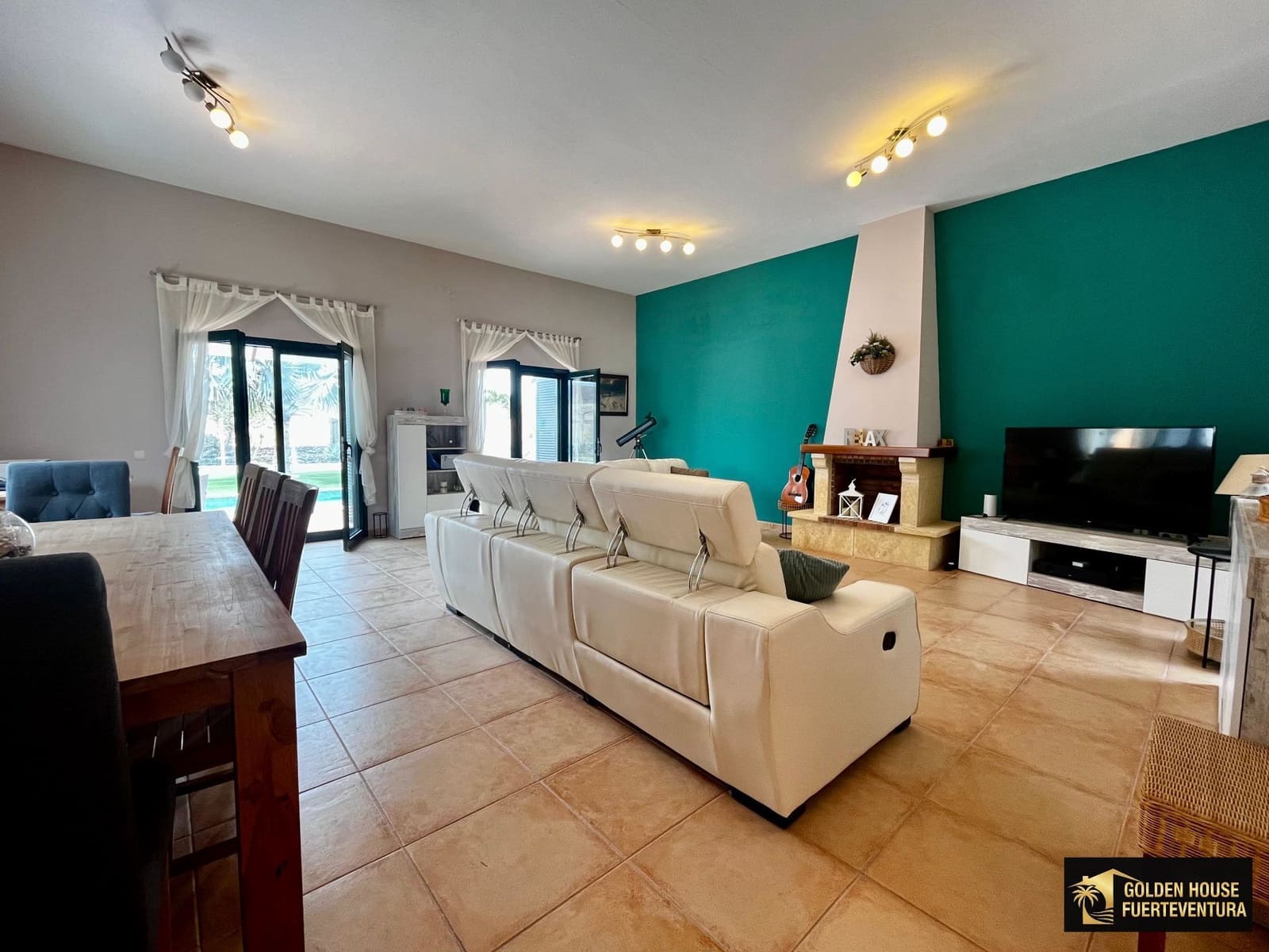 3 bedroom Villa for sale in Corralejo with pool garage - € 540,000 (Ref: 9833268)