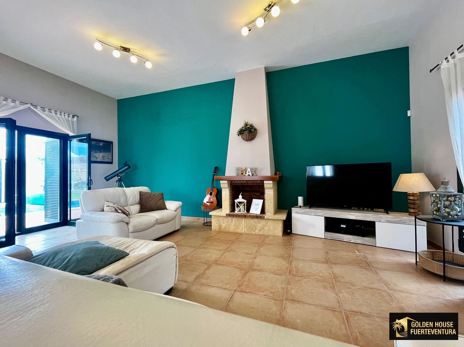 3 bedroom Villa for sale in Corralejo with pool garage - € 540,000 (Ref: 9833268)