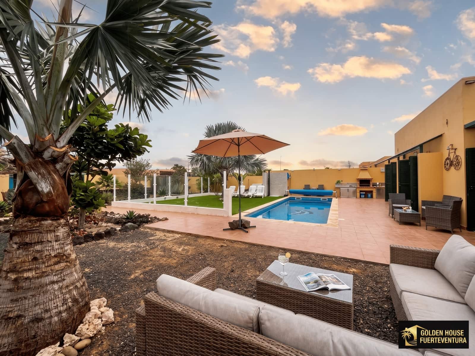 3 bedroom Villa for sale in Corralejo with pool garage - € 540,000 (Ref: 9833268)