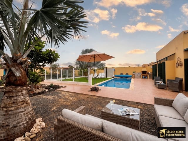 3 soverom Villa til salgs i Corralejo, La Oliva med svømmebasseng garasje - € 500 000 (Ref: 9833268)