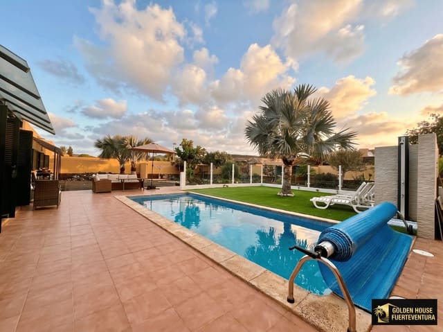 3 Zimmer Villa zu verkaufen in Corralejo, La Oliva mit Pool Garage - 500.000 € (Ref: 9833268)