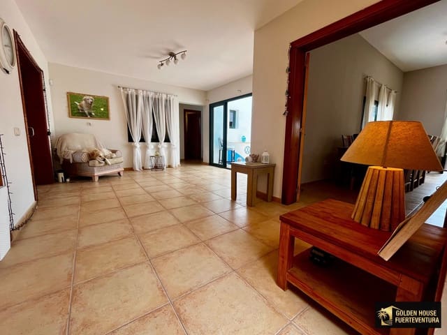 3 soverom Villa til salgs i Corralejo, La Oliva med svømmebasseng garasje - € 500 000 (Ref: 9833268)