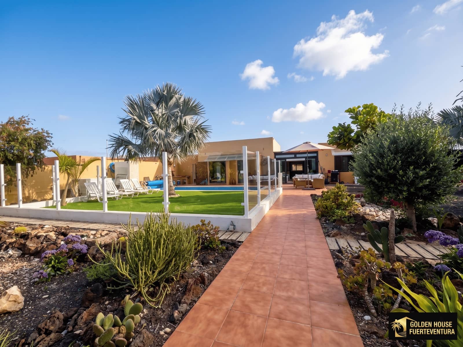 3 bedroom Villa for sale in Corralejo with pool garage - € 540,000 (Ref: 9833268)