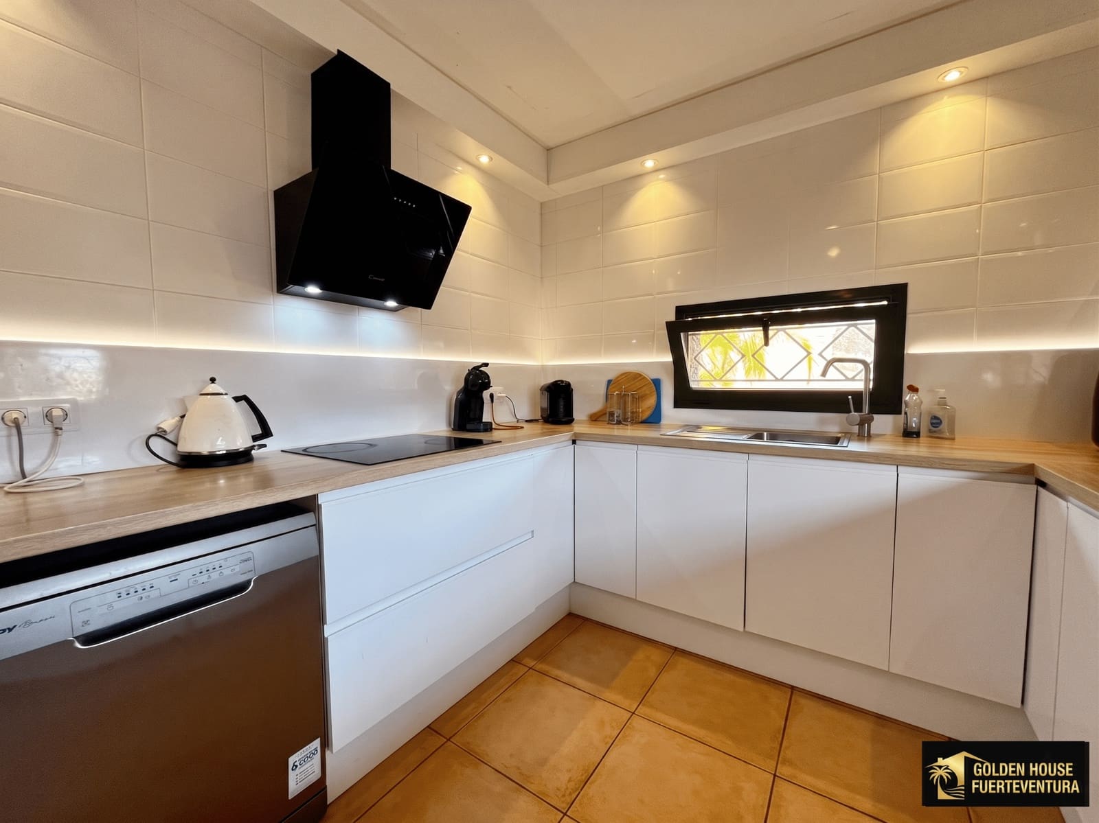 3 bedroom Villa for sale in Corralejo with pool garage - € 540,000 (Ref: 9833268)