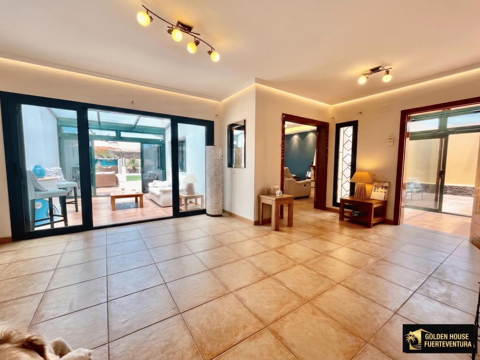 3 bedroom Villa for sale in Corralejo with pool garage - € 540,000 (Ref: 9833268)
