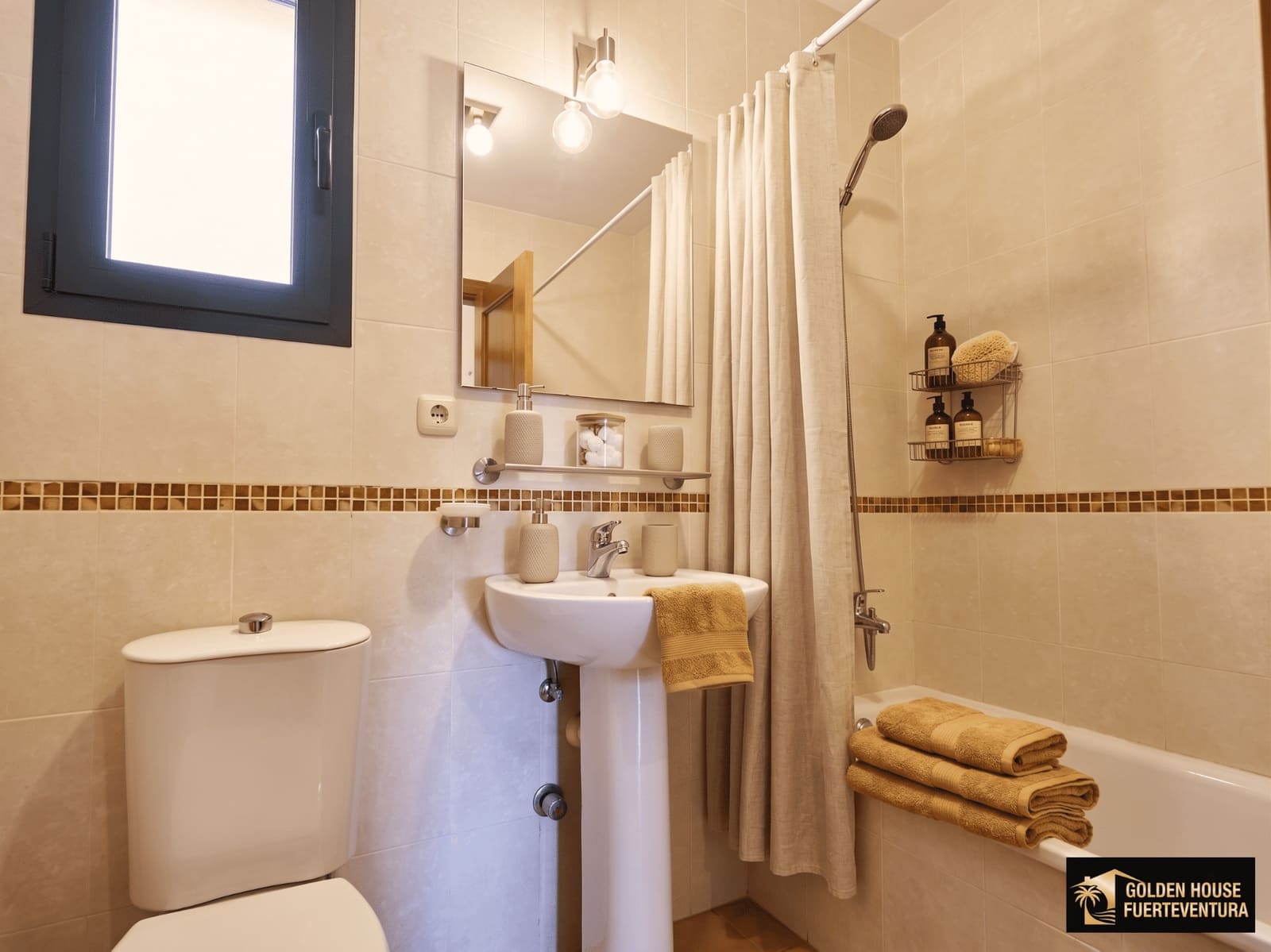 3 bedroom Villa for sale in Corralejo with pool garage - € 500,000 (Ref: 9833268)