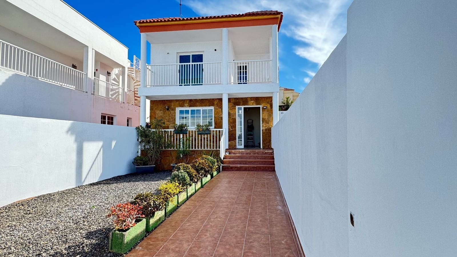 3 bedroom Villa for sale in Puerto del Rosario with garage - € 350,000 (Ref: 9849006)
