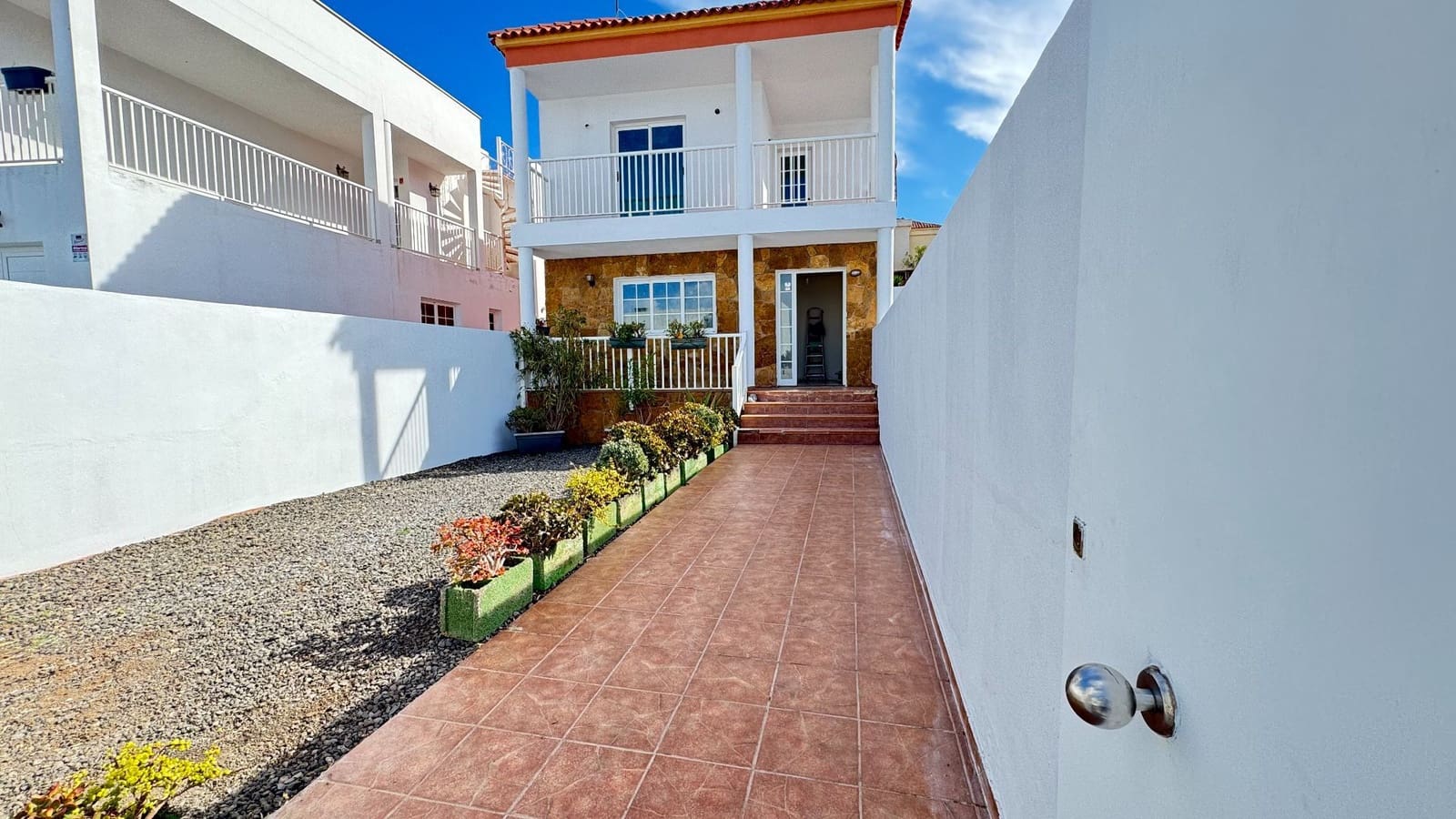 3 bedroom Villa for sale in Puerto del Rosario with garage - € 350,000 (Ref: 9849006)