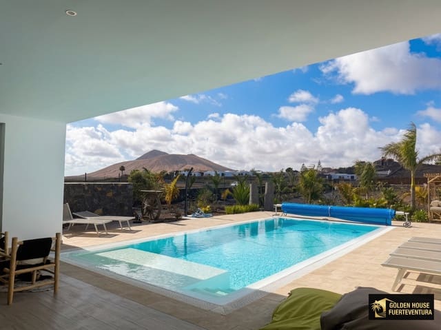3 bedroom Villa for sale in Villaverde, La Oliva with pool garage - € 1,100,000 (Ref: 9851329)