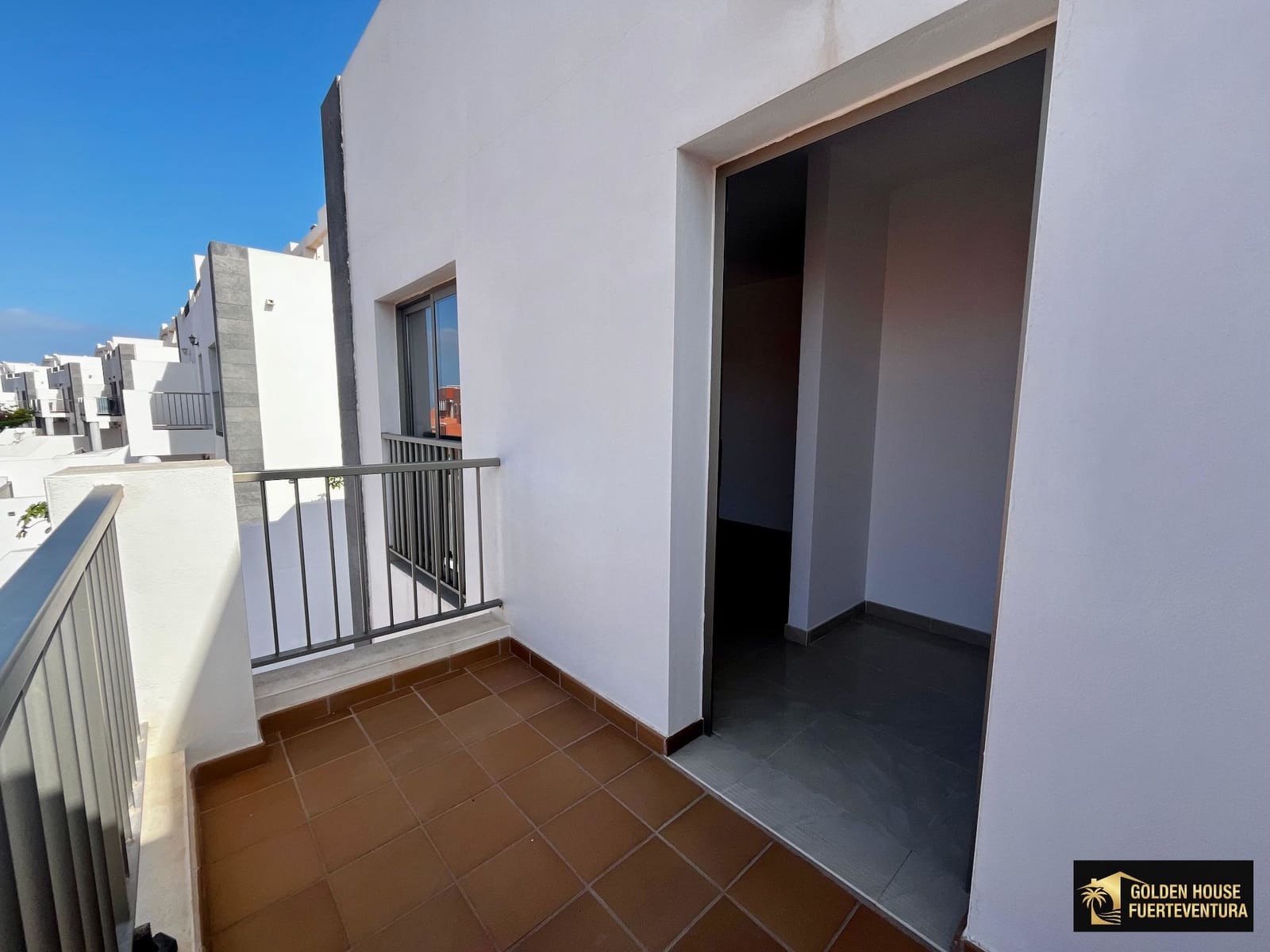 3 bedroom Villa for sale in Puerto del Rosario with garage - € 315,000 (Ref: 9877897)
