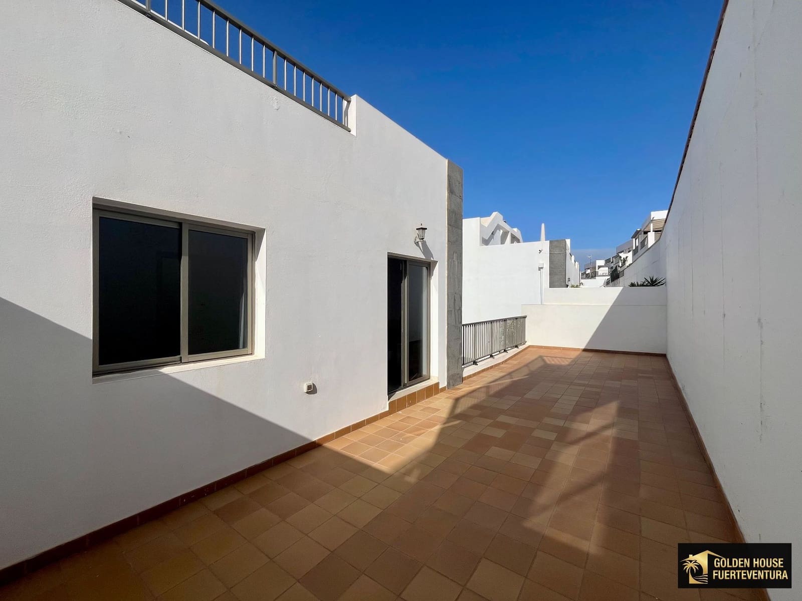 3 bedroom Villa for sale in Puerto del Rosario with garage - € 315,000 (Ref: 9877897)