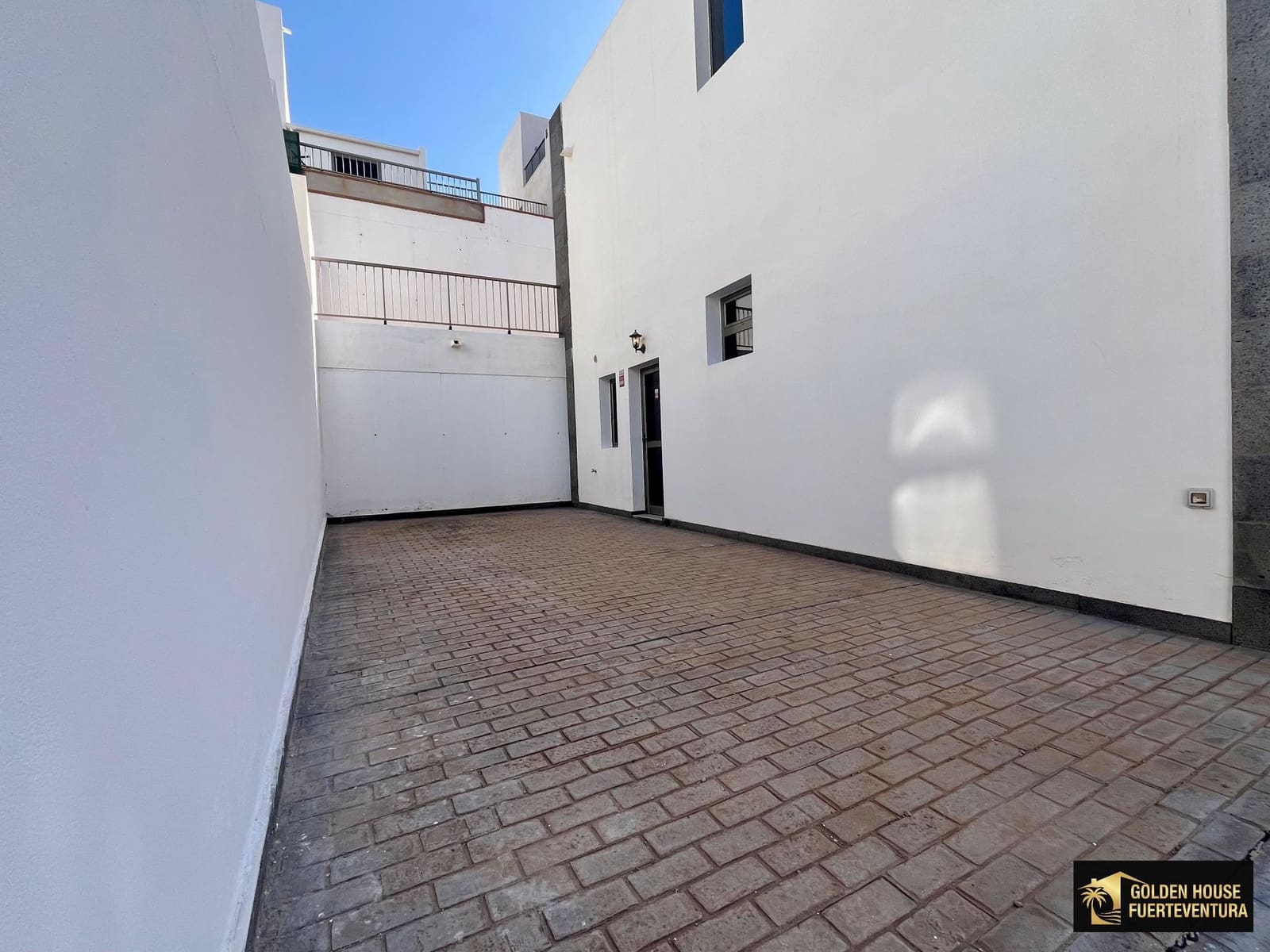 3 bedroom Villa for sale in Puerto del Rosario with garage - € 315,000 (Ref: 9877897)
