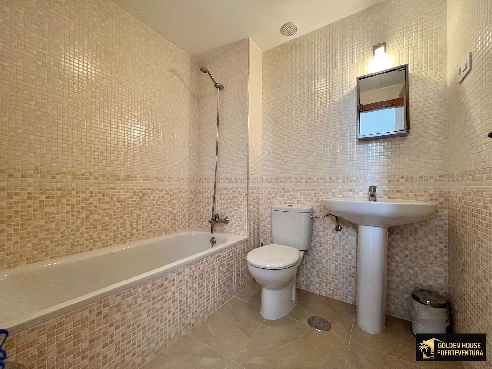 3 bedroom Villa for sale in Puerto del Rosario with garage - € 315,000 (Ref: 9877897)