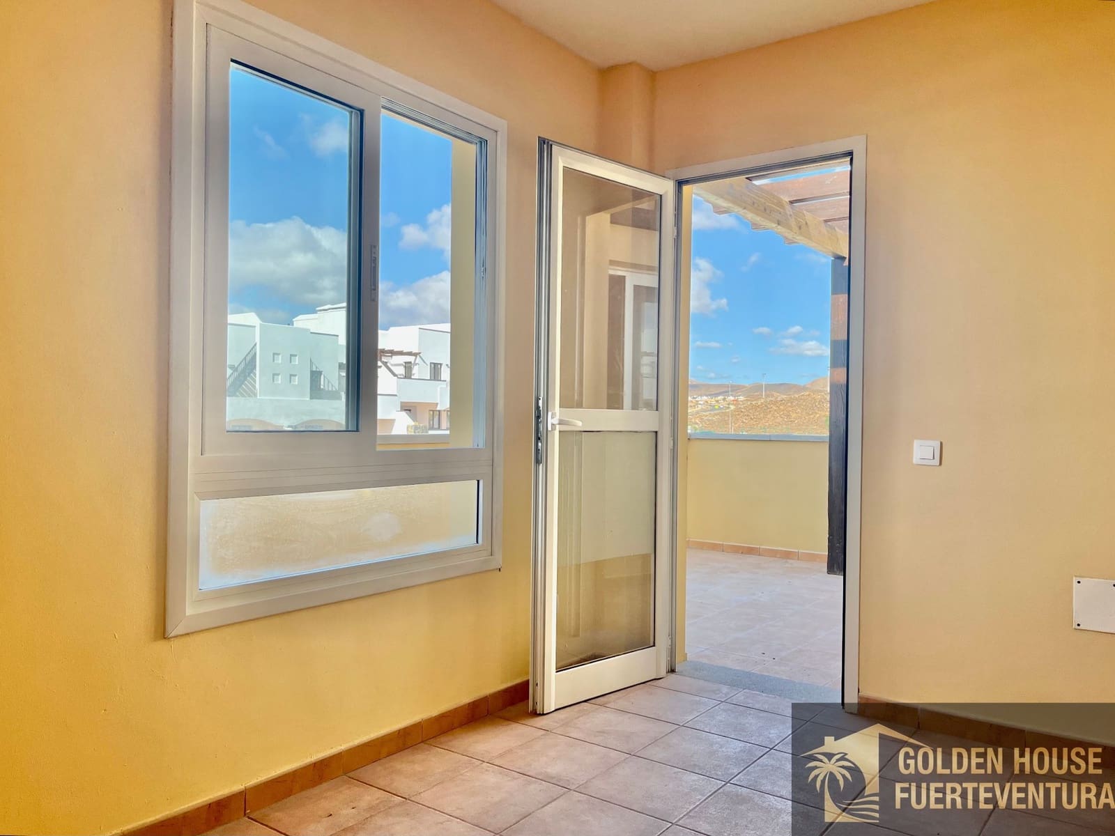 2 slaapkamer Flat te koop in Corralejo met zwembad garage - € 255.000 (Ref: 9961995)