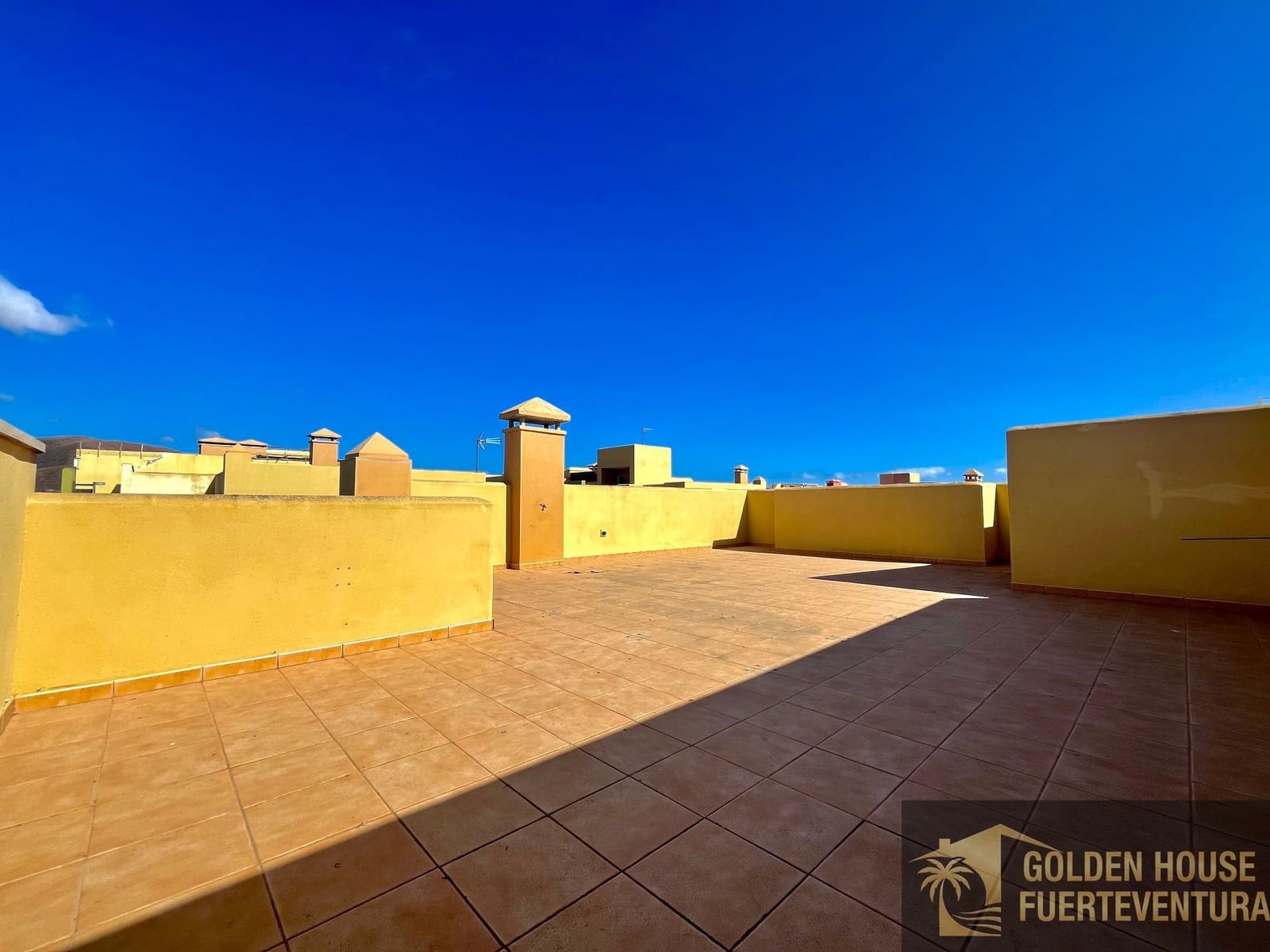 2 slaapkamer Flat te koop in Corralejo met zwembad garage - € 255.000 (Ref: 9961995)