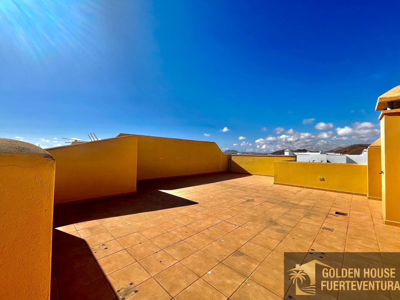 2 slaapkamer Flat te koop in Corralejo met zwembad garage - € 255.000 (Ref: 9961995)