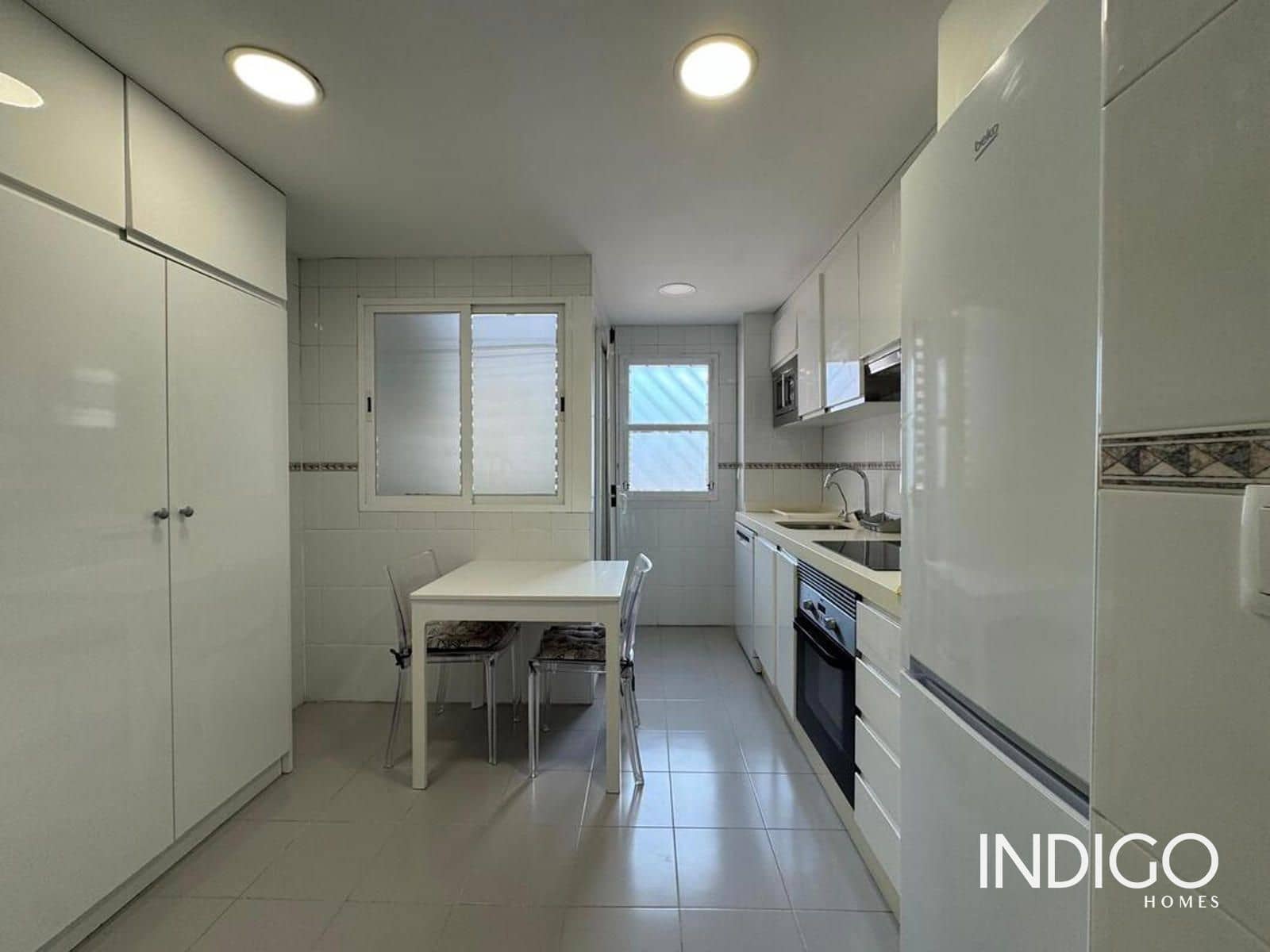 Appartement de 2 chambres à louer à Playa de San Juan avec piscine garage - 1 300 € (Ref: 9928636)