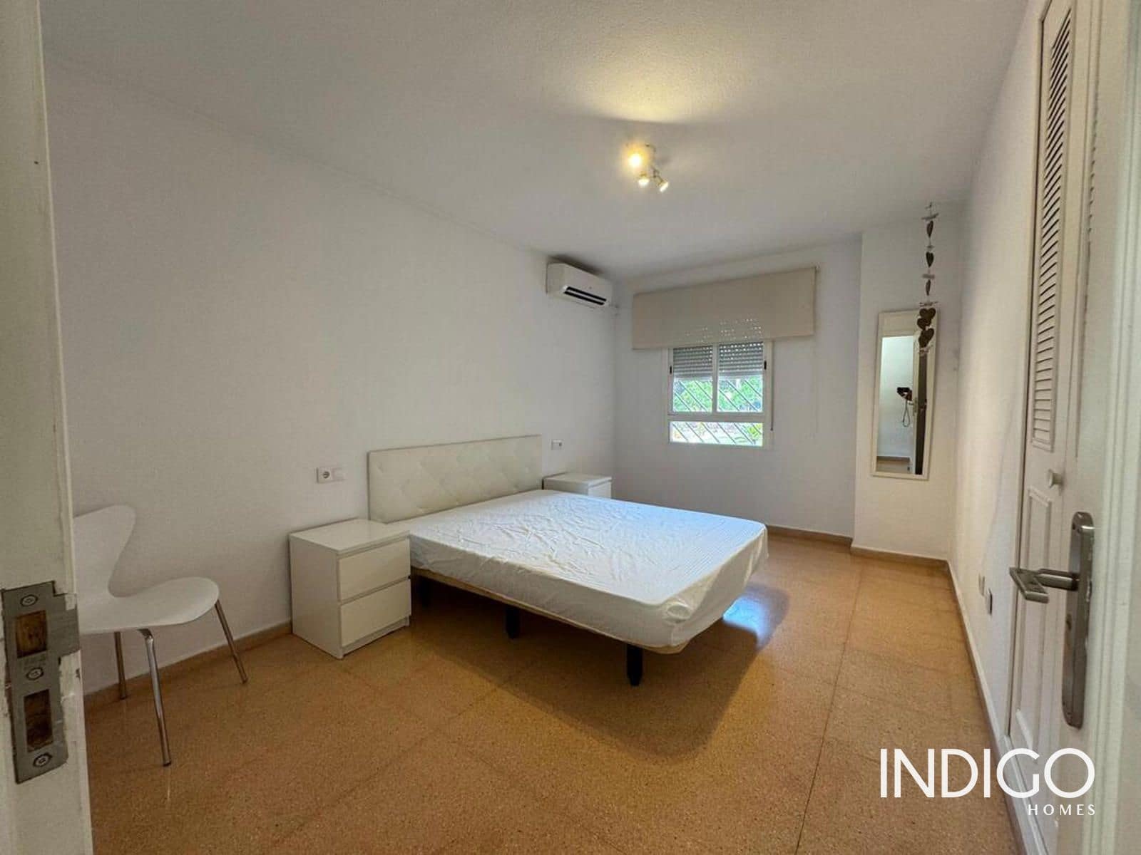 Appartement de 2 chambres à louer à Playa de San Juan avec piscine garage - 1 300 € (Ref: 9928636)