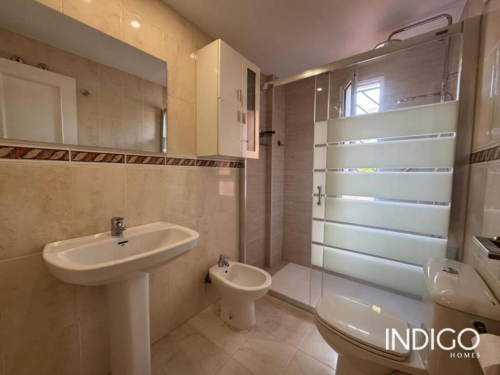 Appartement de 2 chambres à louer à Playa de San Juan avec piscine garage - 1 300 € (Ref: 9928636)