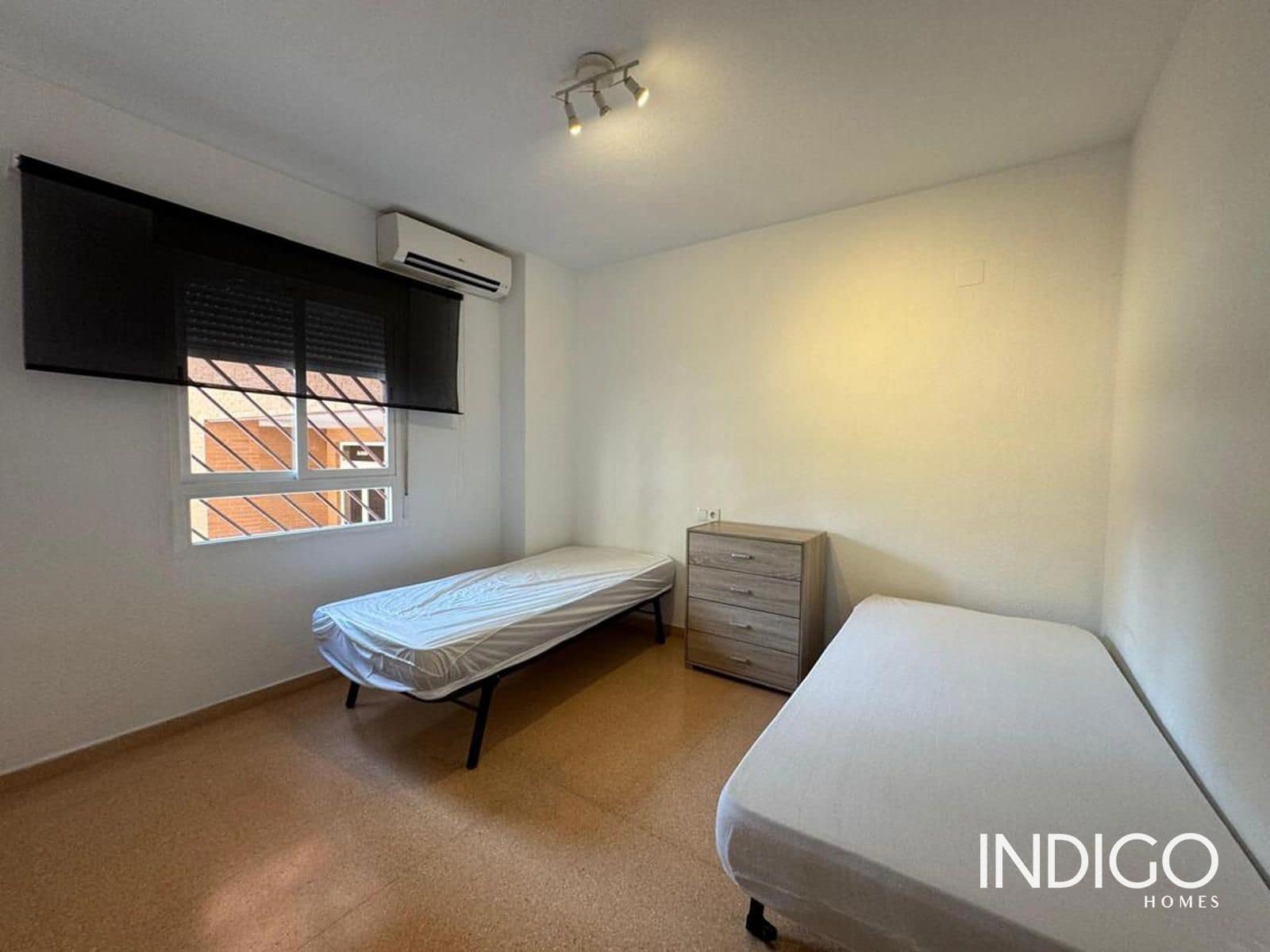 Appartement de 2 chambres à louer à Playa de San Juan avec piscine garage - 1 300 € (Ref: 9928636)