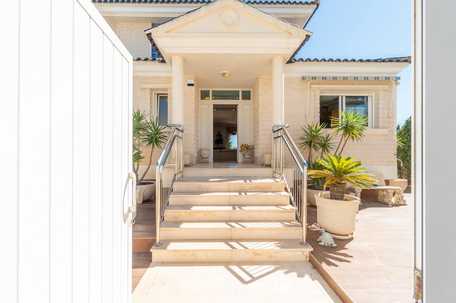Chalet de 5 habitaciones en Torrevieja en venta con piscina - 1.090.000 € (Ref: 10136430)