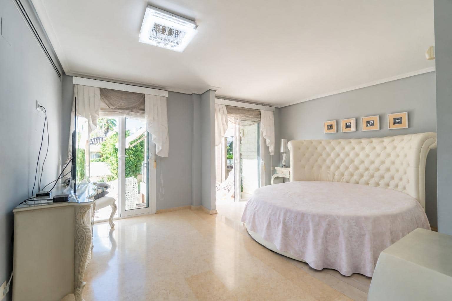 Chalet de 5 habitaciones en Torrevieja en venta con piscina - 1.090.000 € (Ref: 10136430)