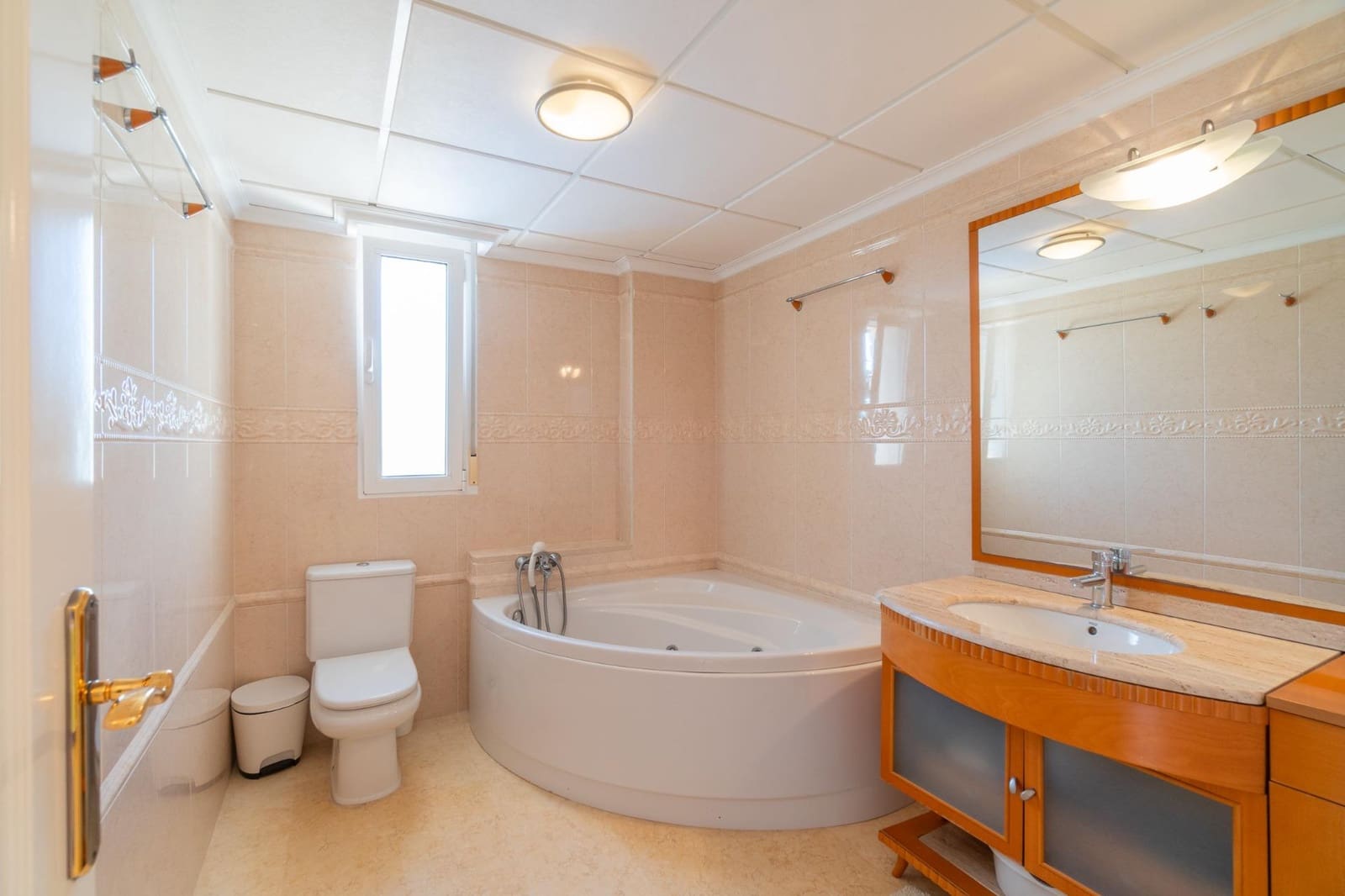 Chalet de 5 habitaciones en Torrevieja en venta con piscina - 1.090.000 € (Ref: 10136430)