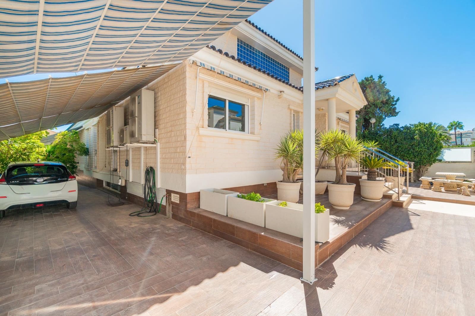 Chalet de 5 habitaciones en Torrevieja en venta con piscina - 1.090.000 € (Ref: 10136430)