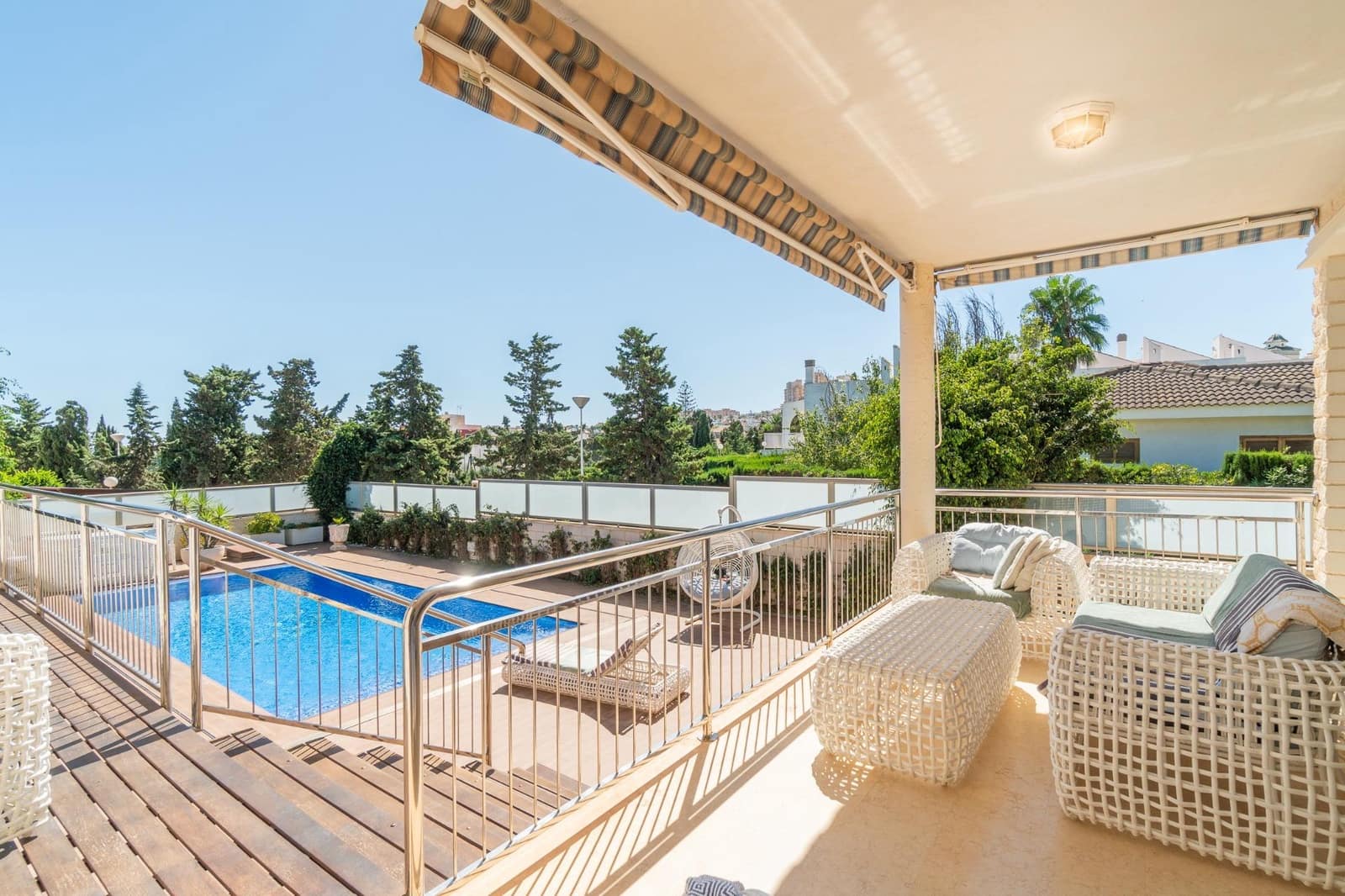 Chalet de 5 habitaciones en Torrevieja en venta con piscina - 1.090.000 € (Ref: 10136430)