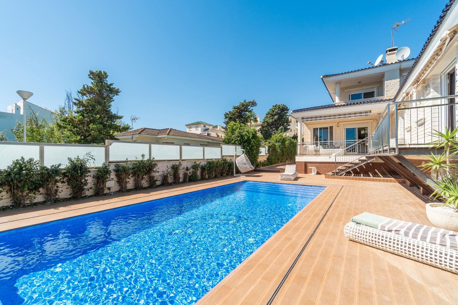 Chalet de 5 habitaciones en Torrevieja en venta con piscina - 1.090.000 € (Ref: 10136430)