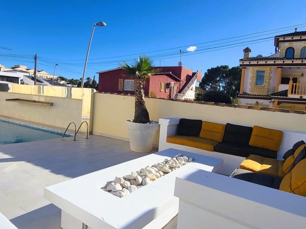 4 bedroom Semi-detached Villa for sale in Los Balcones with pool - € 535,000 (Ref: 9538913)