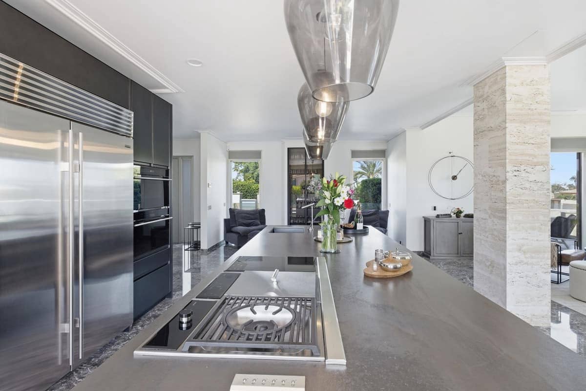 6 soveværelse Villa til salg i La Zenia med swimmingpool garage - € 2.950.000 (Ref: 9772680)