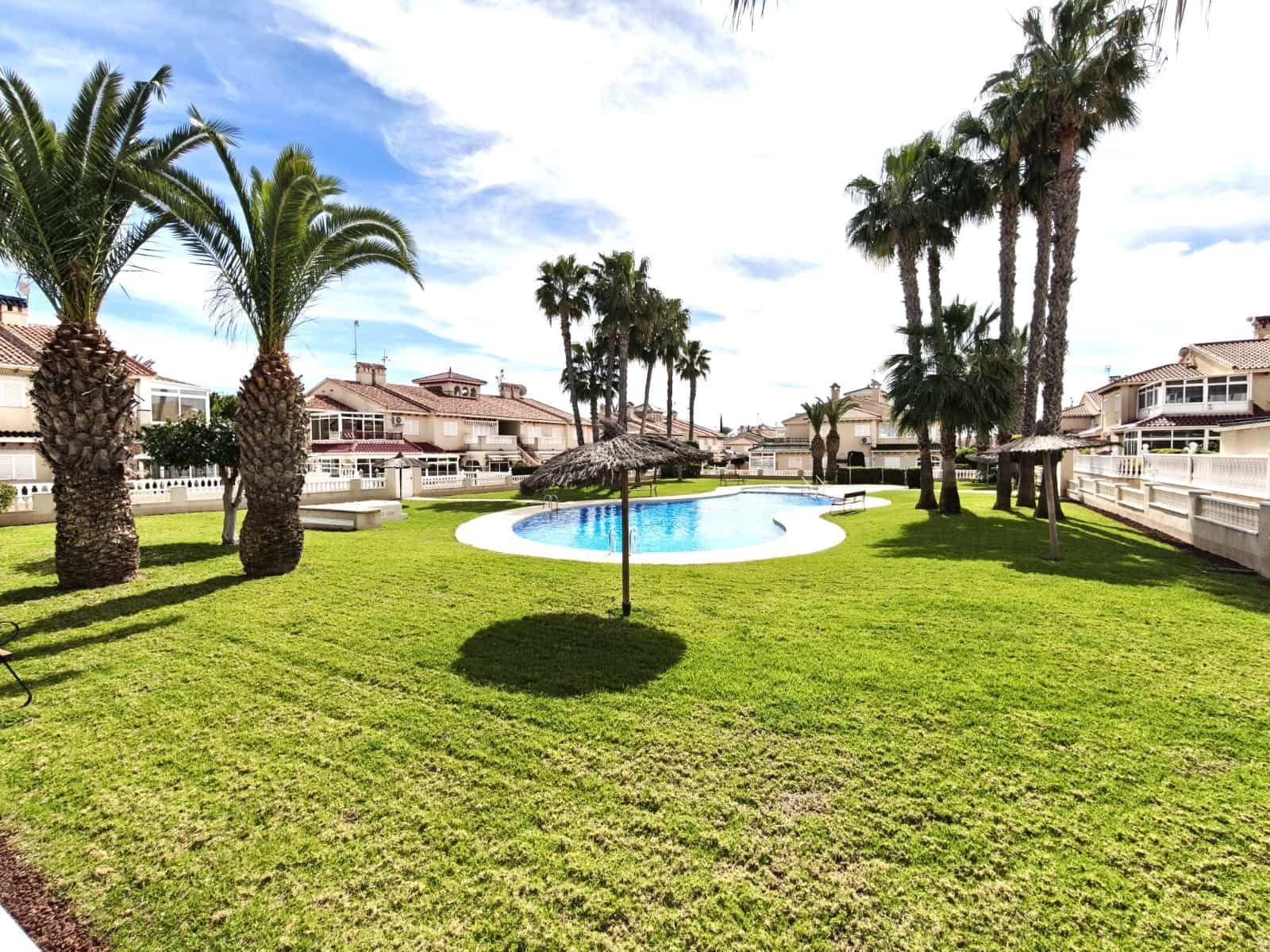 2 slaapkamer Appartement te koop in Playa Flamenca met zwembad - € 185.000 (Ref: 9941703)