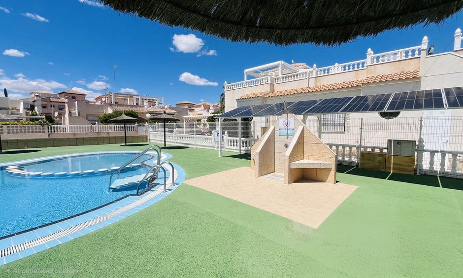 3 makuuhuone Paritalo myytävänä paikassa Orihuela Costa mukana uima-altaan - 235 000 € (Ref: 9954673)