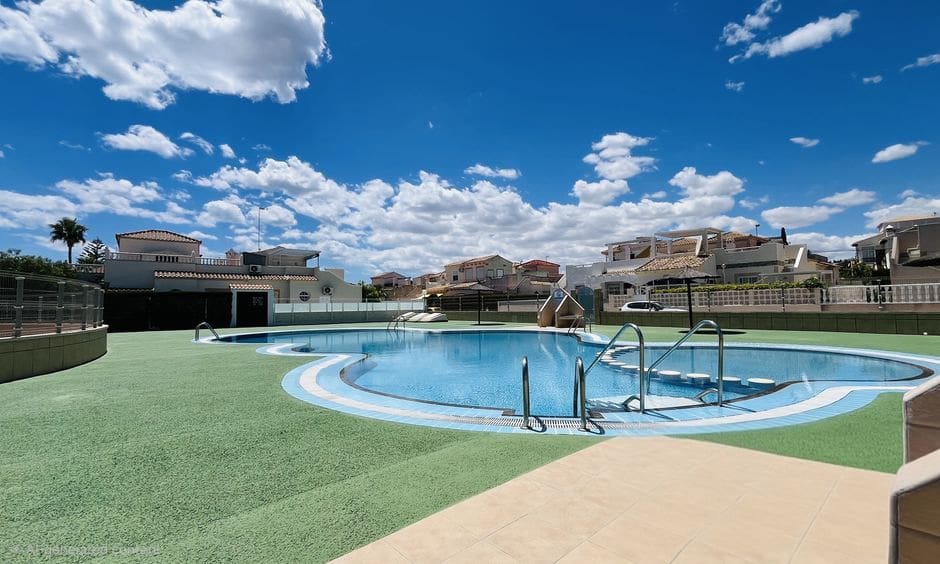 3 makuuhuone Paritalo myytävänä paikassa Orihuela Costa mukana uima-altaan - 235 000 € (Ref: 9954673)