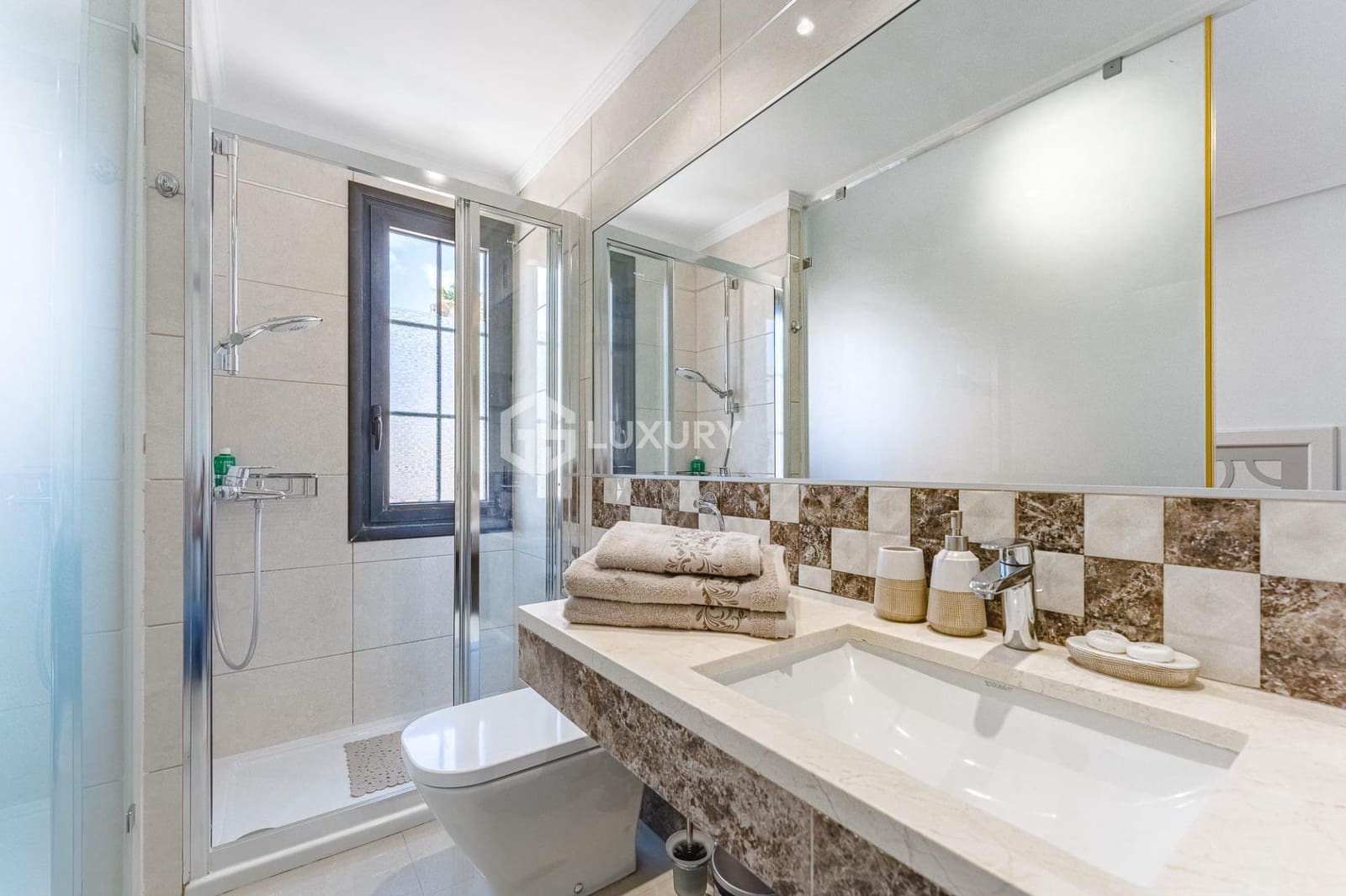 3 sypialnia Willa na sprzedaż w La Caleta Adeje z basenem garażem - 1 200 000 € (Ref: 8913210)