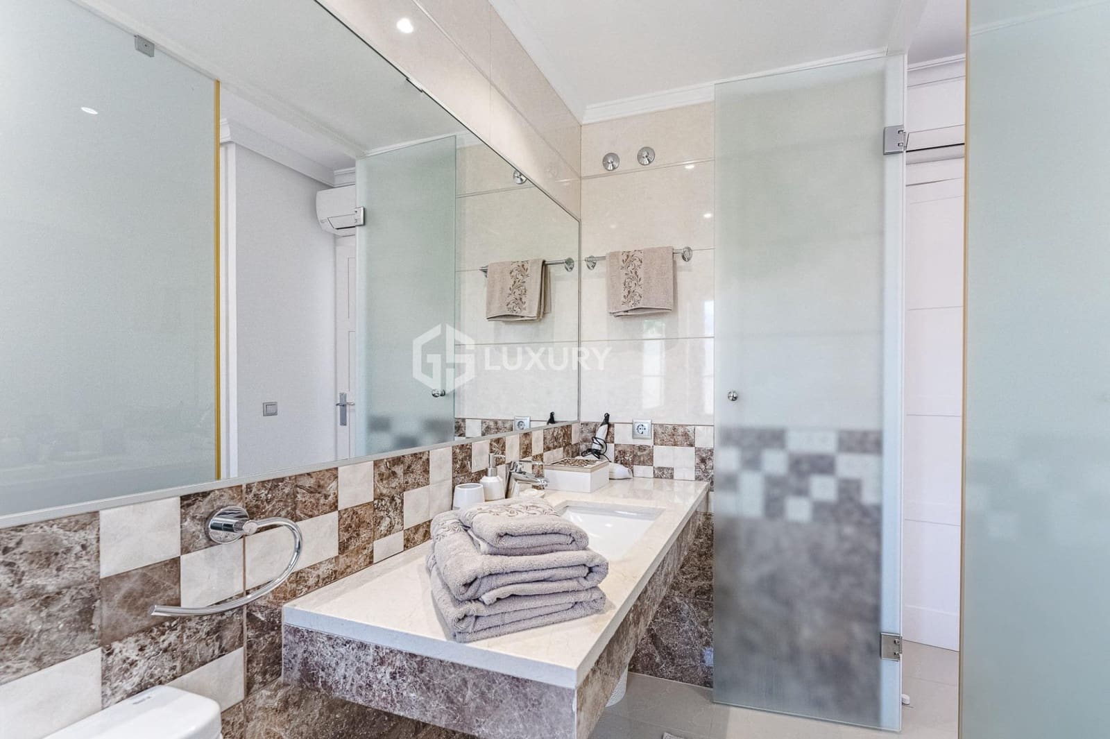 3 sypialnia Willa na sprzedaż w La Caleta Adeje z basenem garażem - 1 200 000 € (Ref: 8913210)