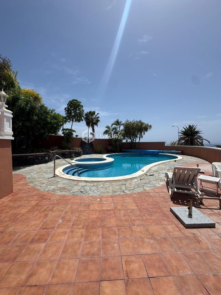 5 soveværelse Villa til salg i San Eugenio med swimmingpool garage - € 2.200.000 (Ref: 9064667)