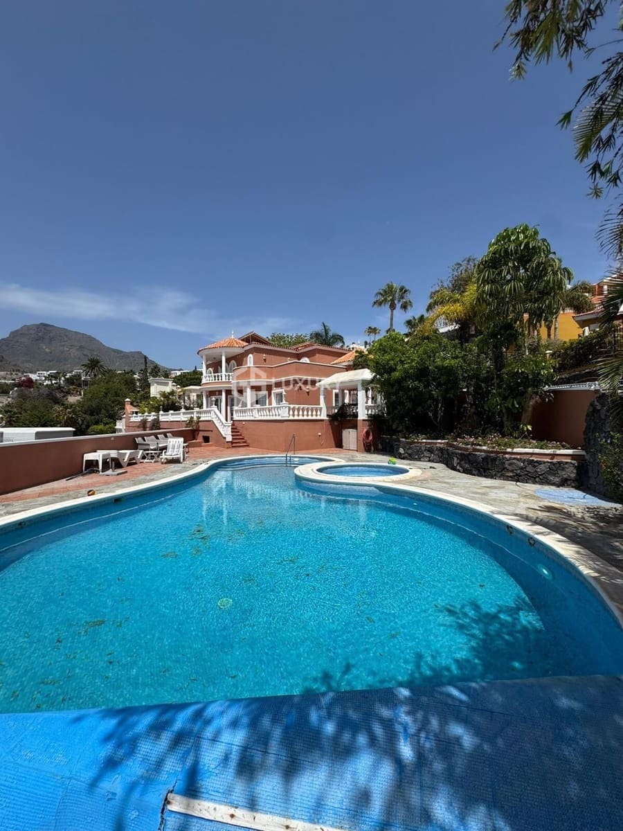 5 soveværelse Villa til salg i San Eugenio med swimmingpool garage - € 2.200.000 (Ref: 9064667)